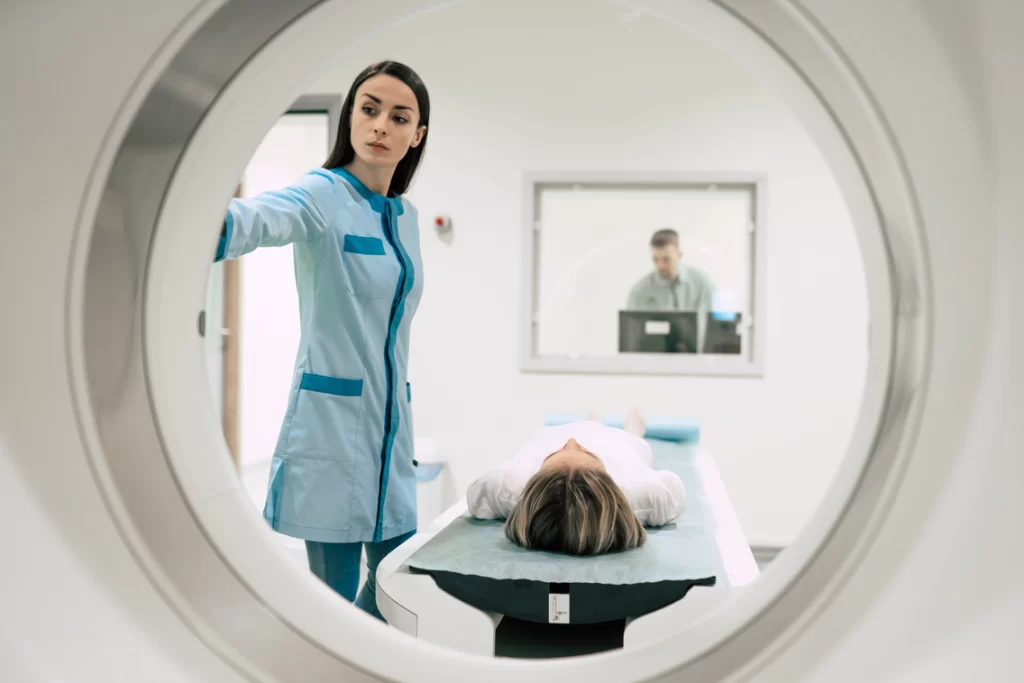 Болі в животі та спині: важливість КТ-дослідження для точної ...