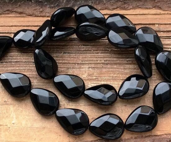Магічні та лікувальні властивості чорного оніксу. Кому підходить ...
