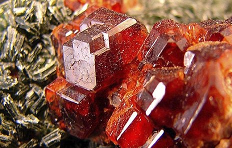 Турмалін: Камінь Зцілення та Його Магічна Сила | Tous.com