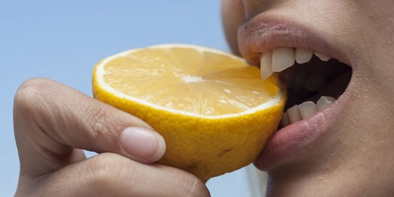 Чому виникає бажання кислого: ознаки дефіциту вітамінів в організмі