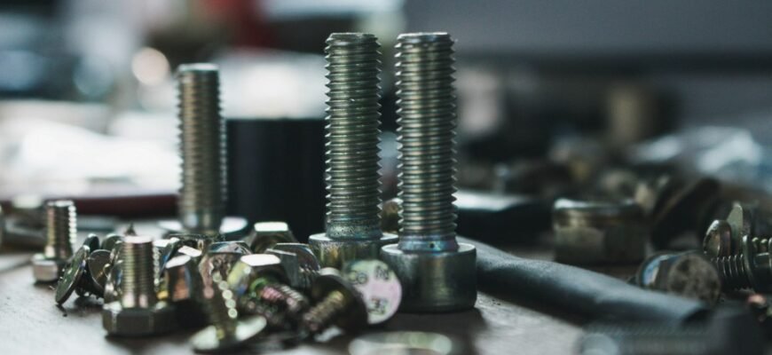 Гвинти з нержавіючої сталі vs латунні: плюси і мінуси в промисловості