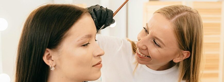 Найкраща фарба для брів: як обрати для блондинок і брюнеток?