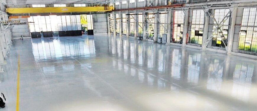 “Ідеальні наливні промислові підлоги: професійне вирівнювання підлоги”