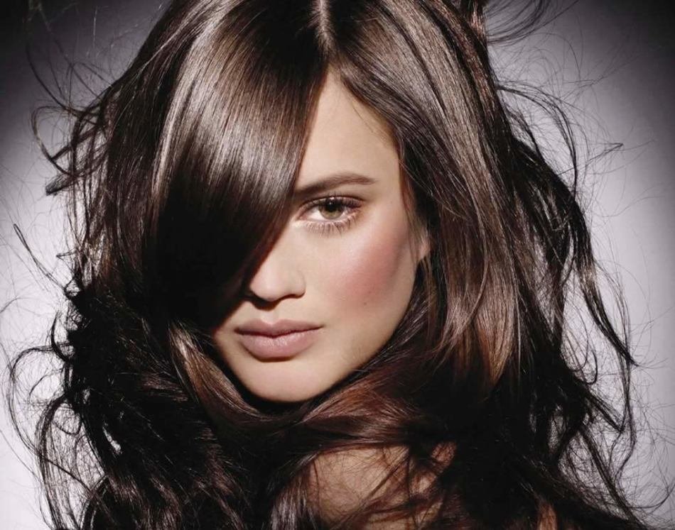 Процес отримання шоколадного кольору волосся в салоні