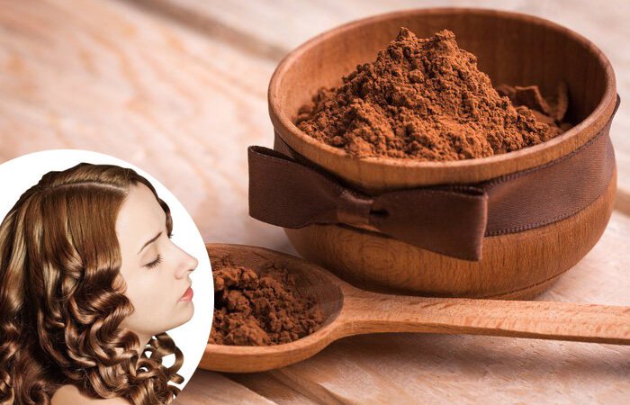 Процес нанесення домашньої маски на волосся