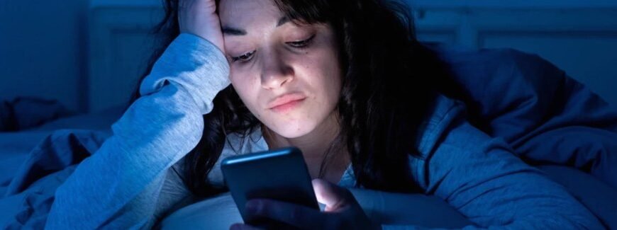 Захист шкіри від синього світла: ефективні поради для користувачів екранів