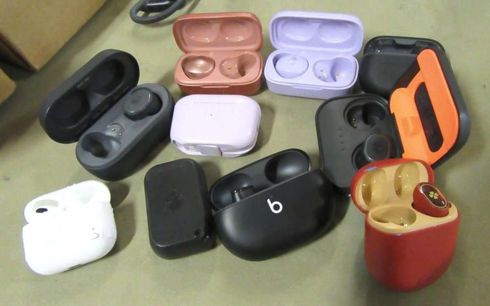 Фото найкращих TWS навушників