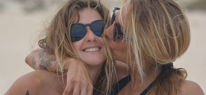 Як оригінально та весело підписати подругу в телефоні: 10 ідей!