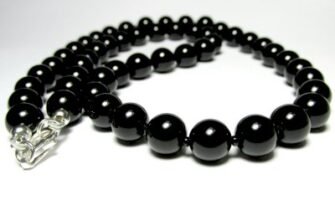 Чорний онікс: властивості каменю та його значення у вашому житті