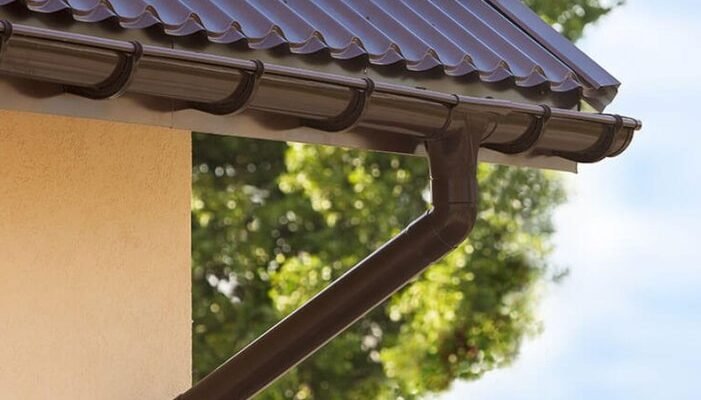 Ефективне водовідведення від будинку: рішення для захисту вашої оселі