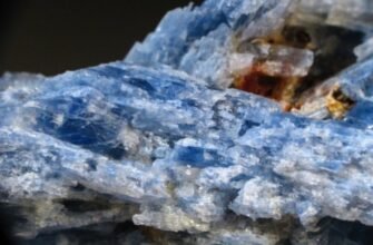 Кіаніт: магічні властивості та як вони впливають на вашу енергію