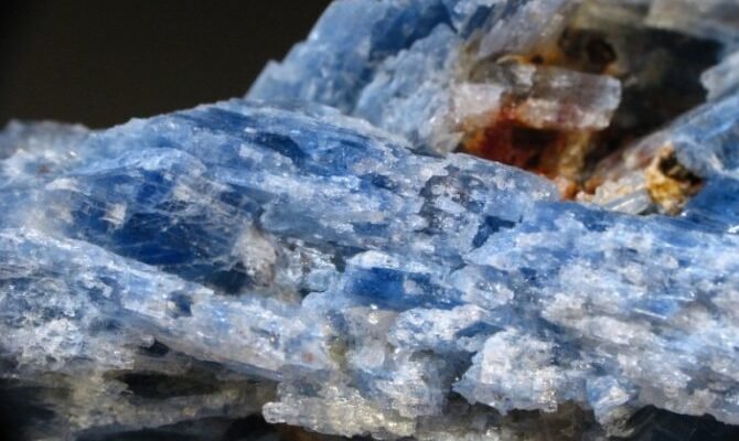 Кіаніт: магічні властивості та як вони впливають на вашу енергію