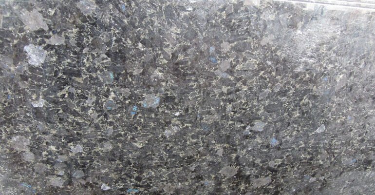 Лабрадорит: Властивості, Використання та Енергетичні Якості Каменю